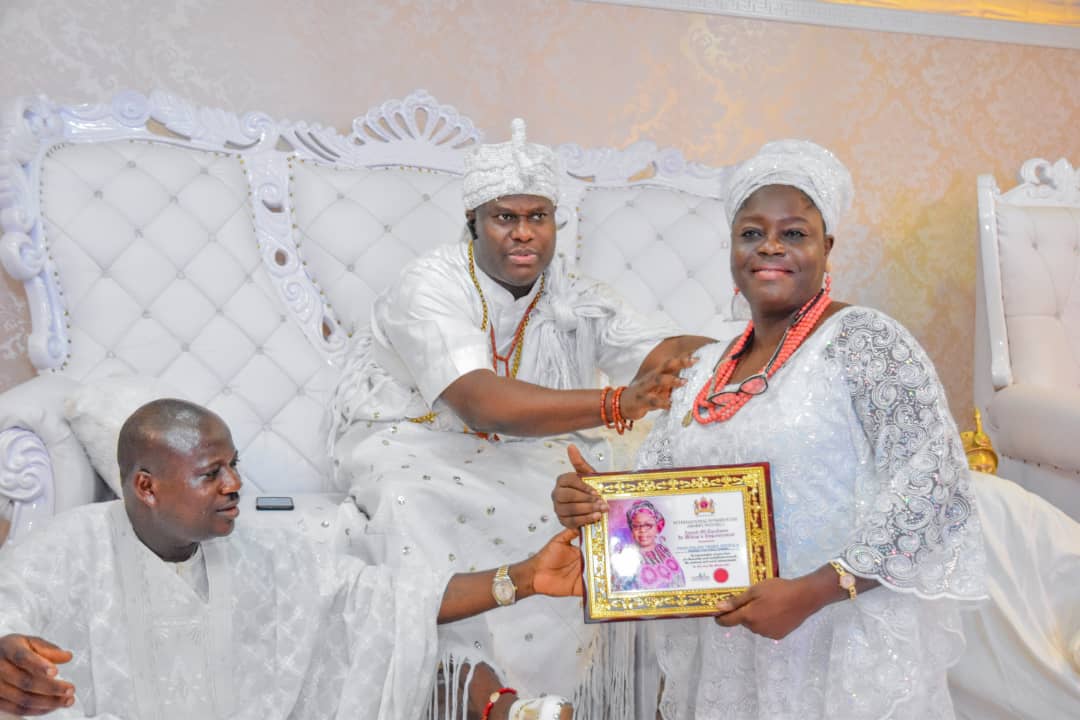 Olori Ayo Yemisi Jaiyeola received a Royal Award during the international Women's Day celebration